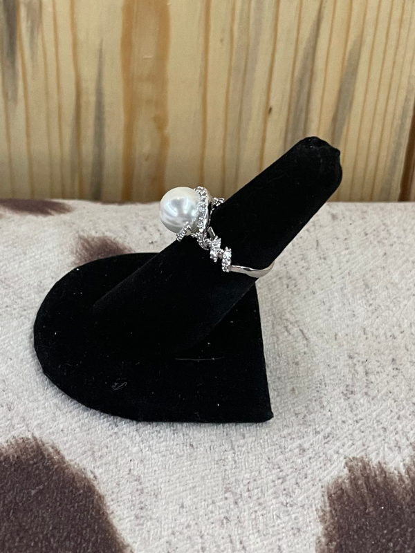 Large Pearl Center Stone Ring